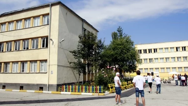 Събират незаконно пари от родители в училищата