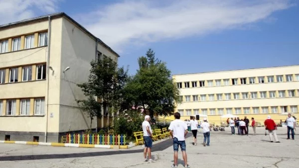 Шестима набиха съученик в двора на училище