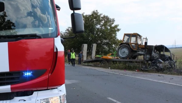 Двама души загинаха при тежка катастрофа край Казанлък