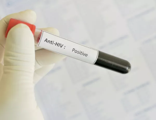 Все повече възрастни се инфектират с ХИВ