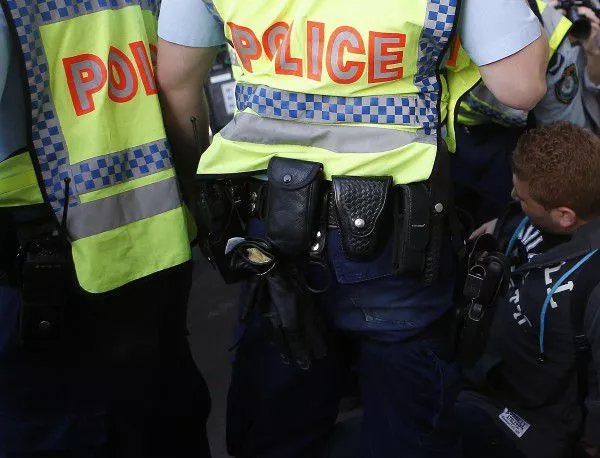 Въоръжен държи над 20 заложници в Сидни