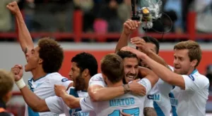 Зенит победи Динамо (Москва) в голово шоу, Манолев титуляр