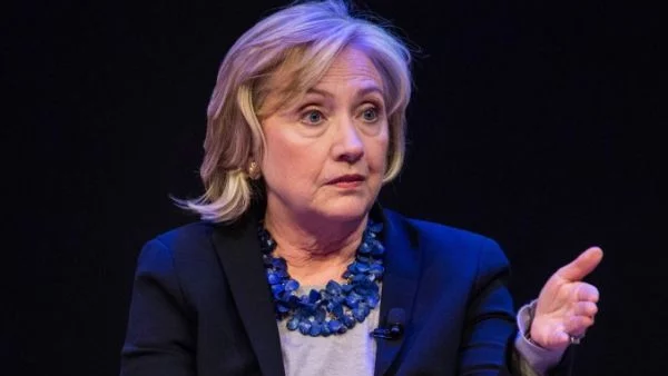 Конгресът иска личните имейли на Хилари Клинтън 