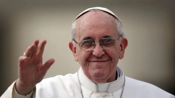 Папата: Оставете социалните мрежи, говорете си