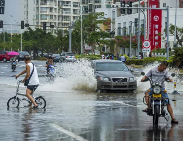Тайфун принуди Хонконг да вземе извънредни мерки
