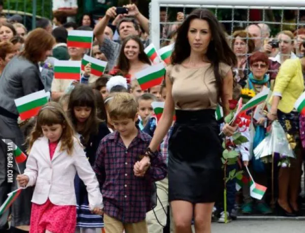 Красива българска учителка стана хит в мрежата