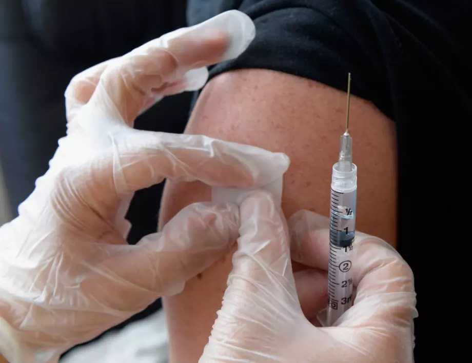  На повече от 300 доброволци е изпитана руската ваксина, след регистрацията й