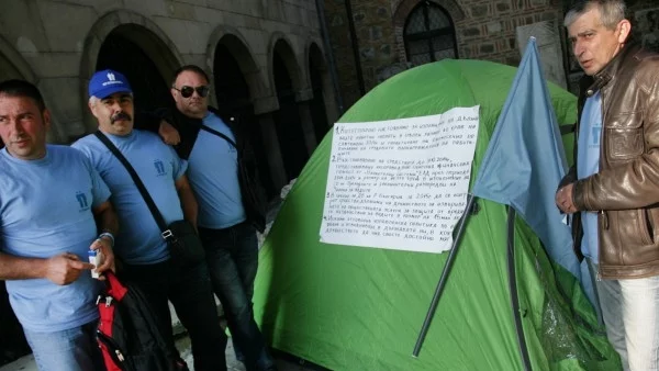 От "Напоителни системи" опънаха палатков лагер центъра на София