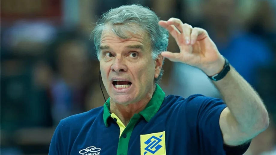 Международната волейболна федерация съди легендарен треньор