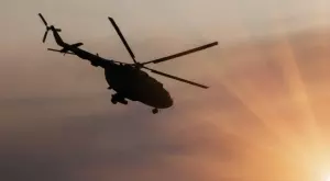 Почерпена компания кацна с хеликоптер на терен по време на футболен мач (ВИДЕО)