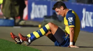 Контузията на Йозил...ще помогне на Арсенал