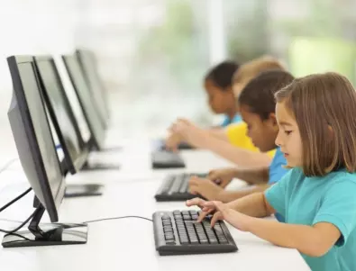 Кабинетът отдели 3 млн. лева за дисплеи, лаптопи и специализиран софтуер в училищата