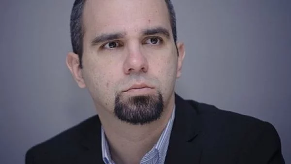 Борисов е суетен човек и едва ли иска да пише в учебниците по история, че два пъти се е оттеглил