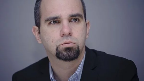 Леко е смущаващо как главата на изпълнителната власт идва в парламента и разпорежда какво да се прави