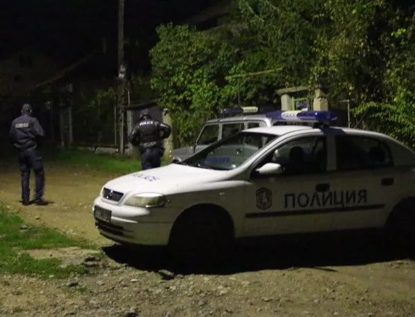 Мъж стреля и се барикадира в дома си в Бузовград