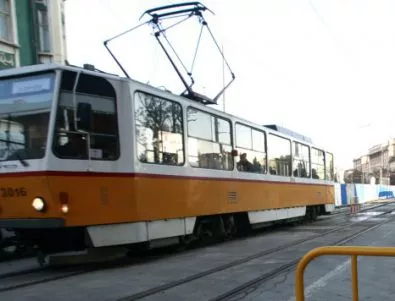 Трамвай блъсна двама пешеходци на бул. 