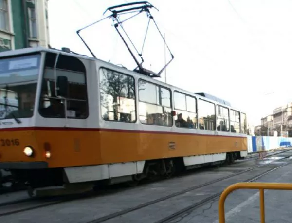 Трамвай блъсна двама пешеходци на бул. "Ситняково"