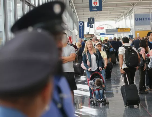 Шестима пострадаха при атака със сълзотворен газ на летище в Германия