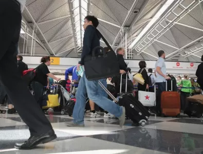Мъж се крие от коронавируса на летището в Чикаго