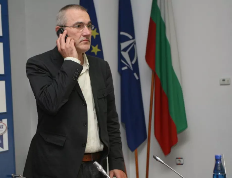 Журналист: Медийните клоаки свързват Христо Иванов с Маджо, а за мутренските връзки на Борисов мълчат