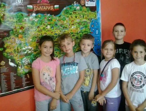 Образователният проект "Обичай Родината" вече и в областите Бургас, Благоевград, Варна и Велико Търново