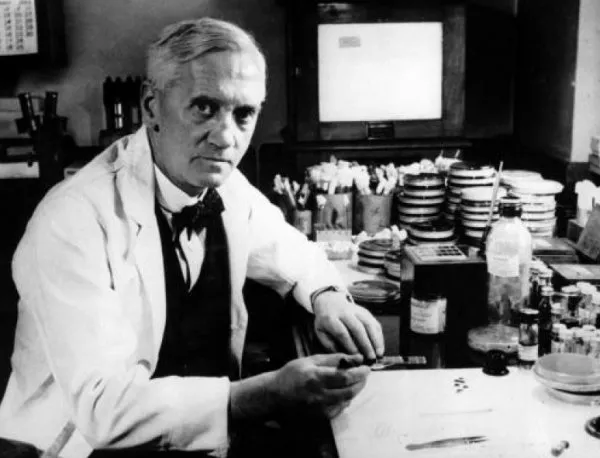 Александър Флеминг забелязва в лабораторията си мухъл и по-късно открива пеницилина