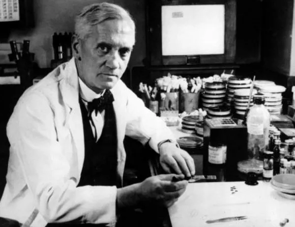 Александър Флеминг забелязва в лабораторията си мухъл и по-късно открива пеницилина