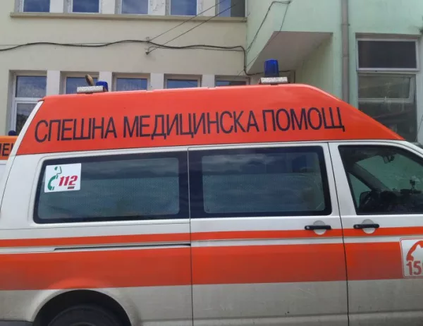 Трима са леко ранени при удар на градски автобус и багер във Варна