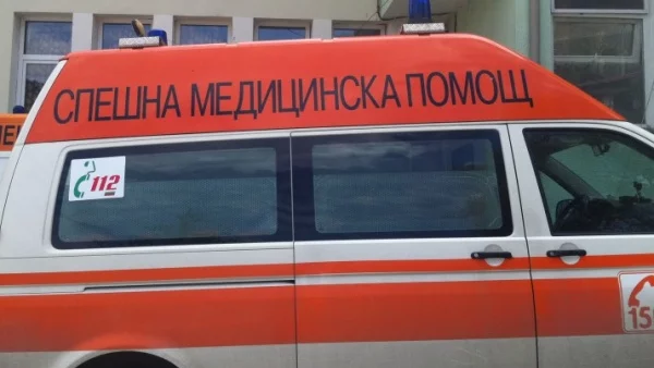 Трима са леко ранени при удар на градски автобус и багер във Варна