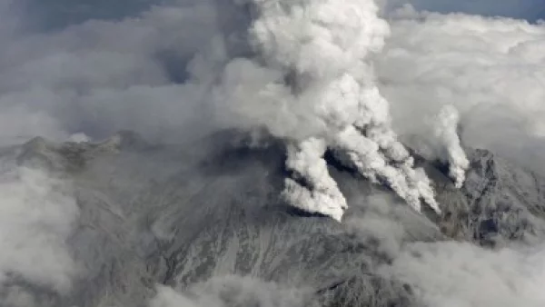 В Япония изригна вулканът Онтаке, има загинали и ранени