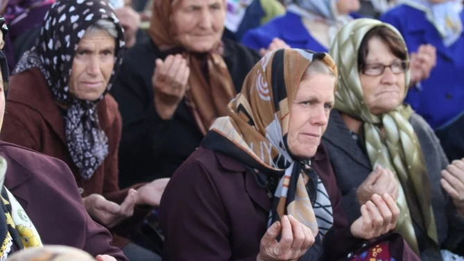 Автобус се вряза в мюсюлманско шествие, посветено на Мохамед