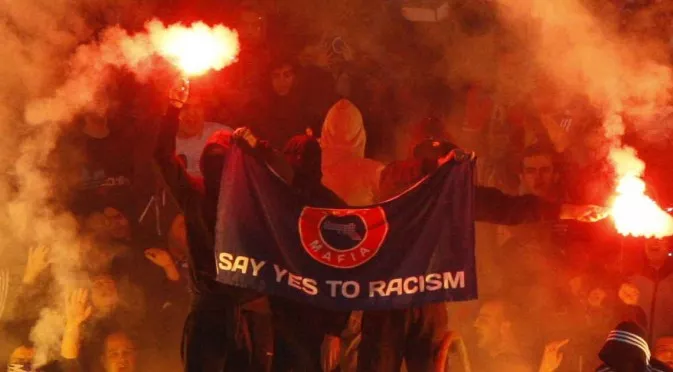 В Англия: УЕФА да вземе мерки за плаката „Да" на расизма"