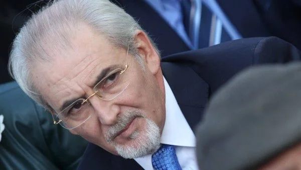 Кабинетът в двойна обсада!