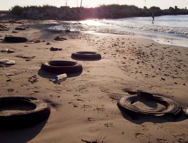 Морето изхвърли десетки гуми на Офицерския плаж във Варна