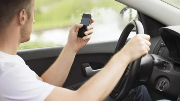 Смартфоните отвличат все по-често вниманието на шофьорите