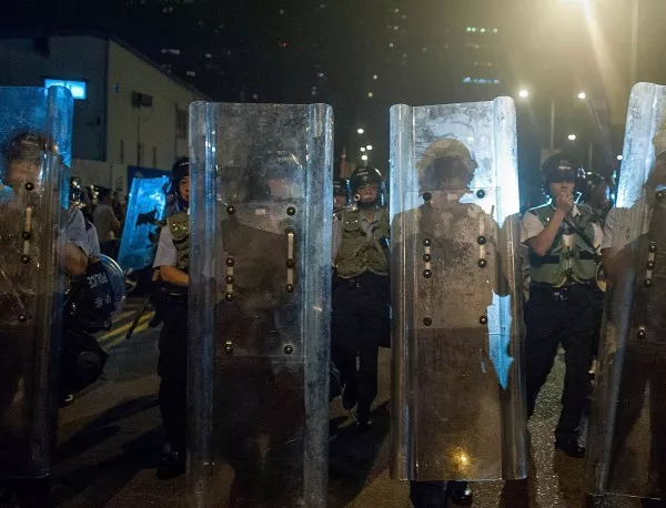 Десетки ранени при сблъсъци в Хонконг