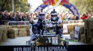Икарус, еднорог и къща летяха по трасето на Red Bull Soapbox в центъра на София
