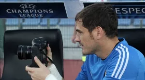 Икер Касияс: Искам фланелката на Марио Балотели