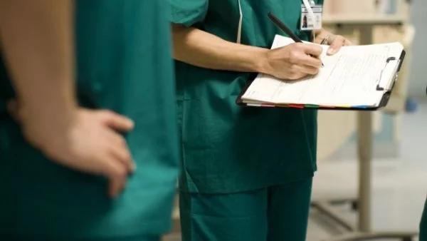 Жена осъдена да плаща на болница, след като лекарска грешка унищожава гласа ѝ