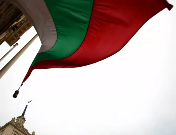 Държавата няма да иска сертификат от производителите на българското знаме