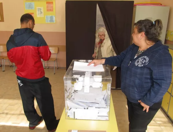 Изборен ден в Чорлу - под строй, на турски език и със защита от Република Турция