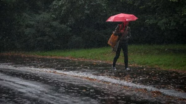 Облачна и дъждовна неделя