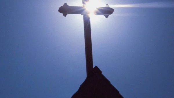 Издигат златен кръст пред Троянския манастир