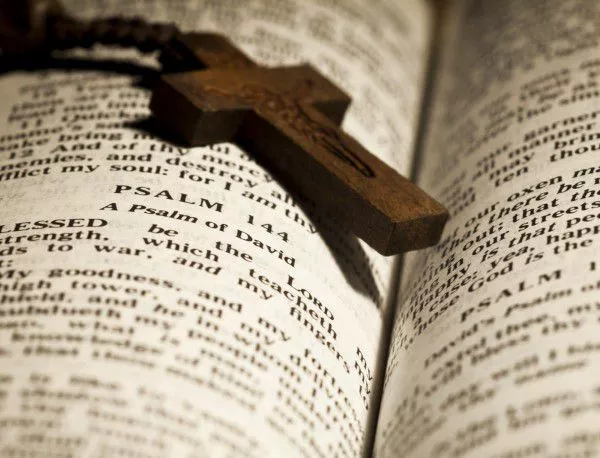 Британски университет забрани Библията