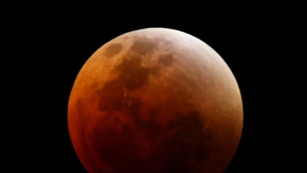 Китай иска и Луната