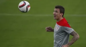 Манджукич платил бирата на хиляди фенове след победата над Русия