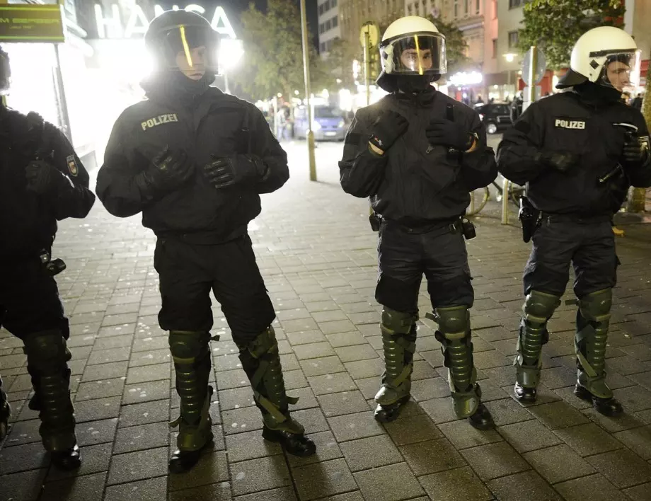 Стотици младежи нападнаха полицаи в Германия