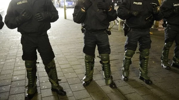 Десетки ранени полицаи след сблъсъци в Кьолн