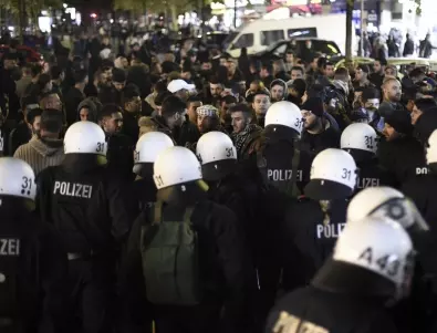 Ранени полицаи и стотици арестувани след сблъсъци в новогодишната нощ в Берлин (ВИДЕО)