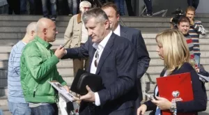 {{ otherArticle[0].article.title }}